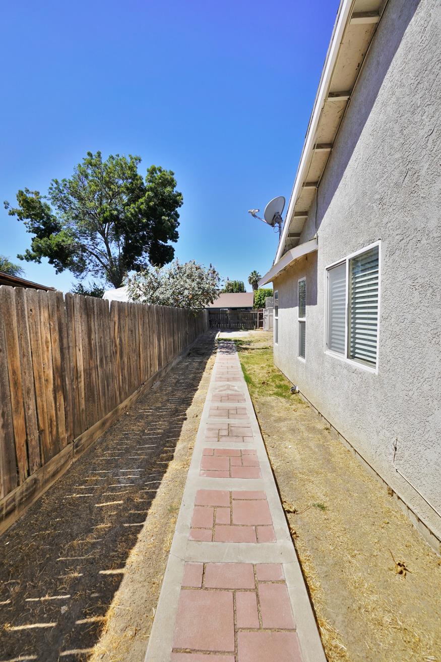 799 Daphne Ln, Lemoore, CA 93245