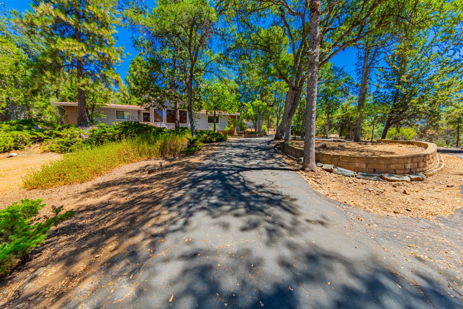 42395 Maples Ln, Oakhurst, CA 93644