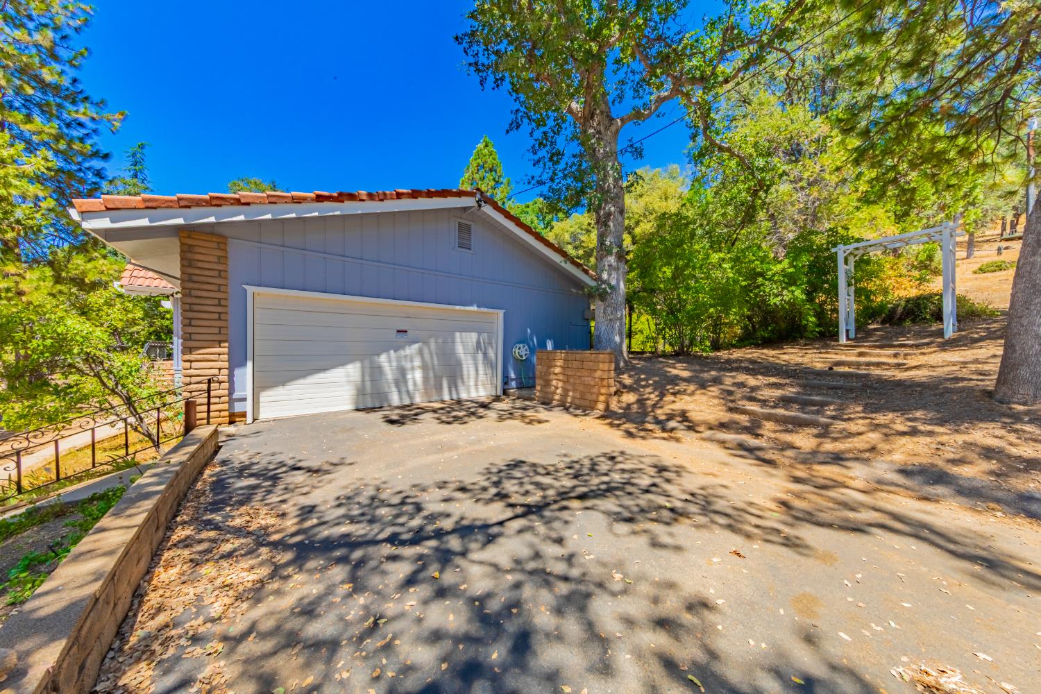42395 Maples Ln, Oakhurst, CA 93644