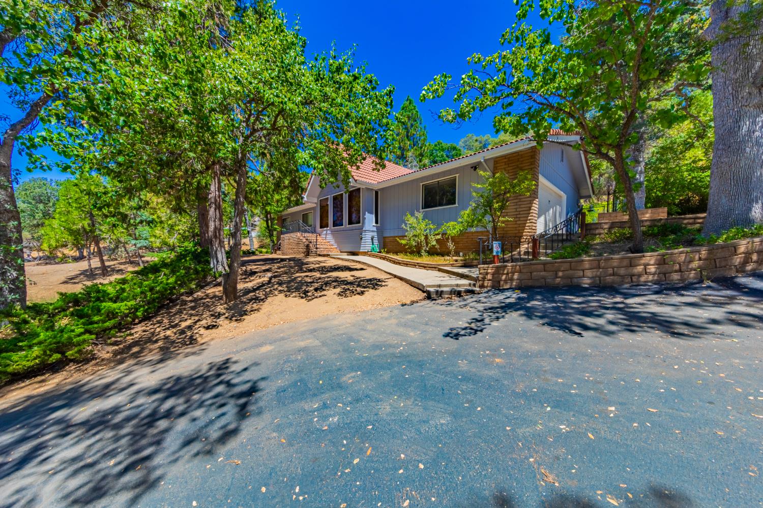 42395 Maples Ln, Oakhurst, CA 93644