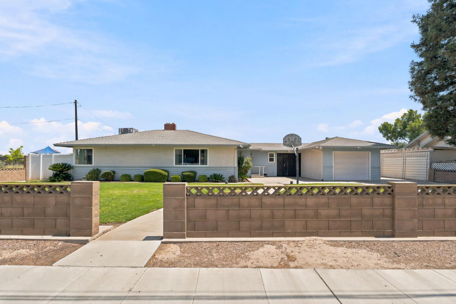 121 N Armstrong Ave, Fowler, CA 93625