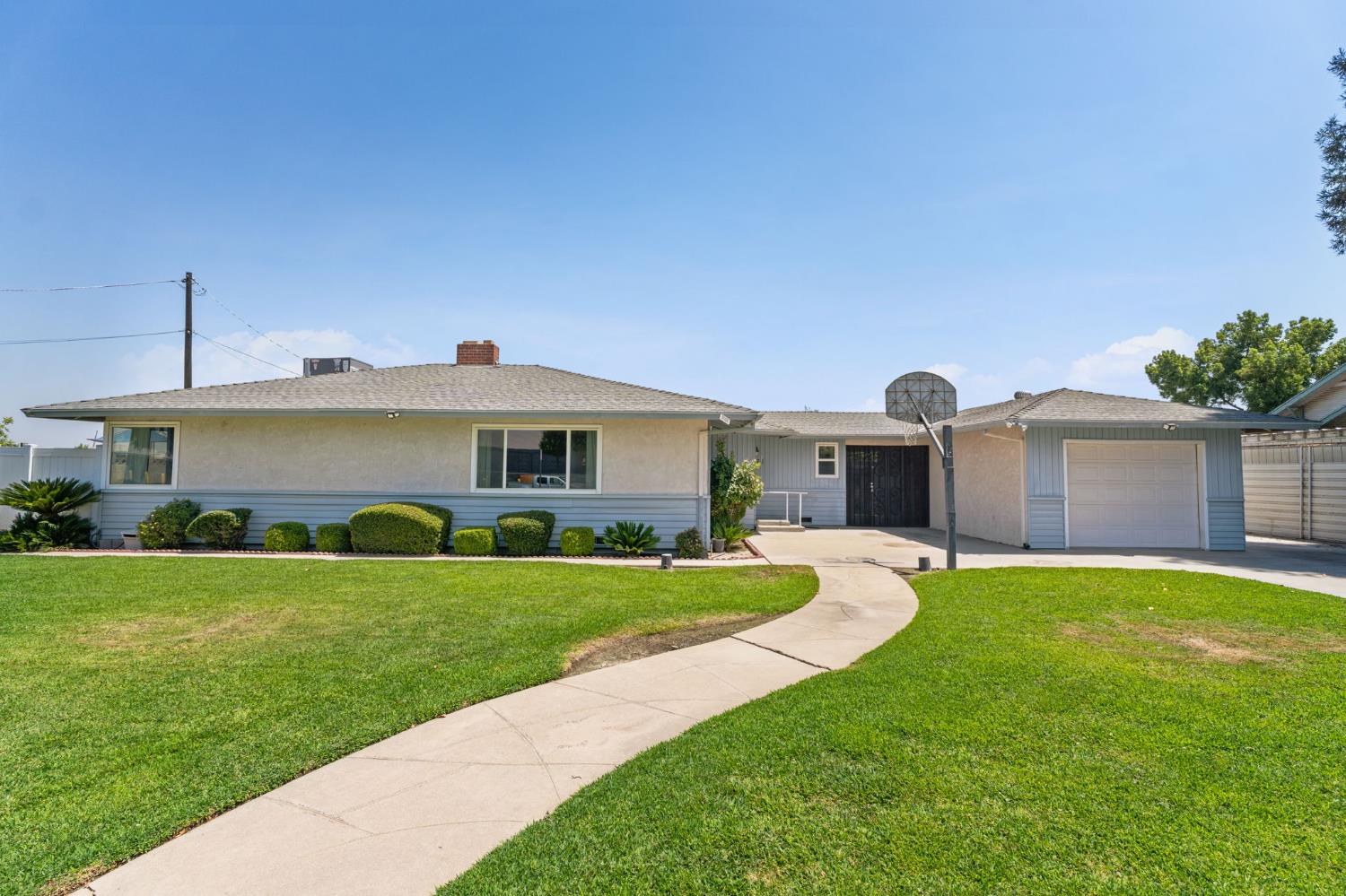121 N Armstrong Ave, Fowler, CA 93625