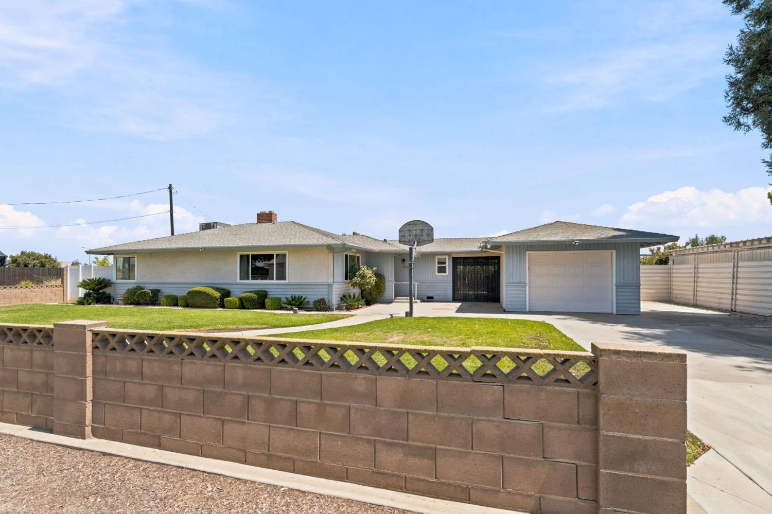 121 N Armstrong Ave, Fowler, CA 93625