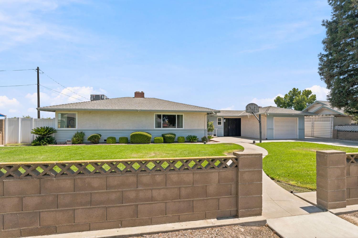121 N Armstrong Ave, Fowler, CA 93625