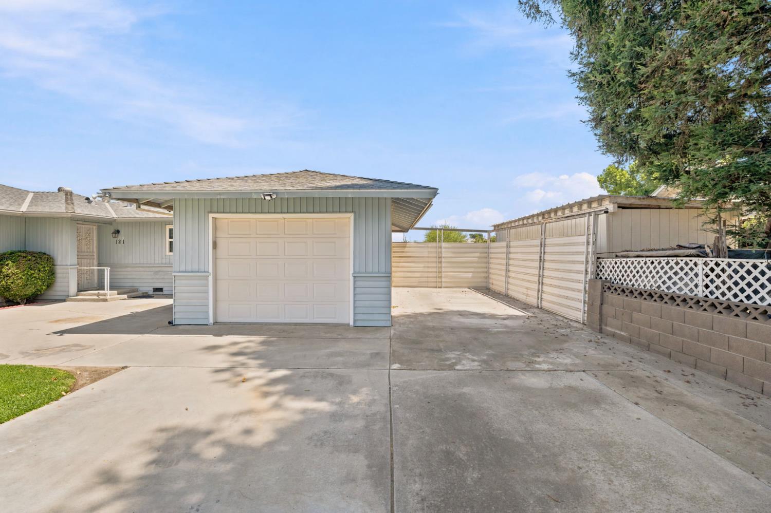 121 N Armstrong Ave, Fowler, CA 93625