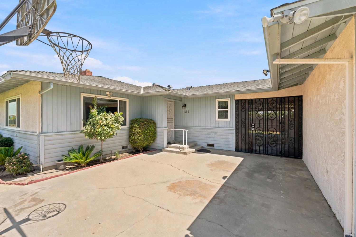 121 N Armstrong Ave, Fowler, CA 93625