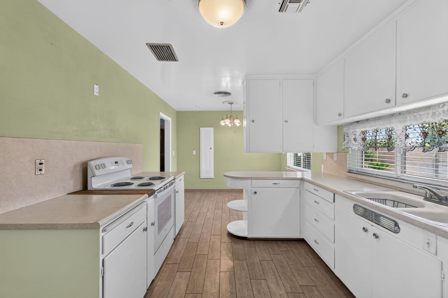 121 N Armstrong Ave, Fowler, CA 93625