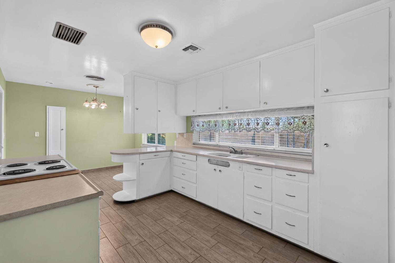 121 N Armstrong Ave, Fowler, CA 93625