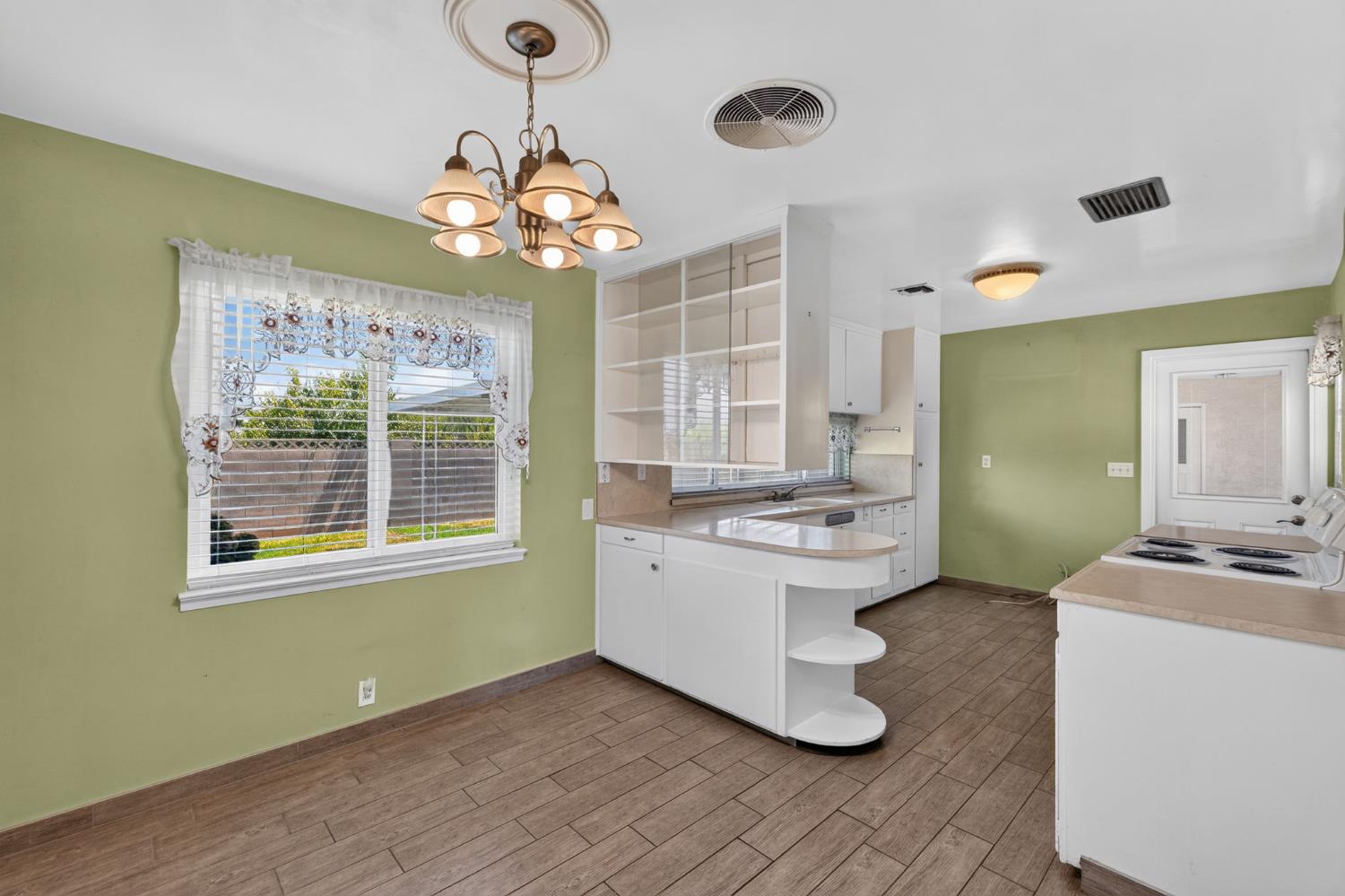 121 N Armstrong Ave, Fowler, CA 93625