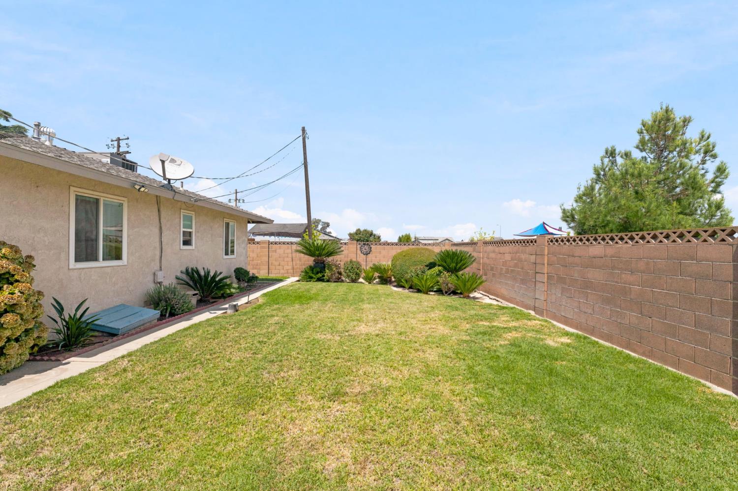 121 N Armstrong Ave, Fowler, CA 93625