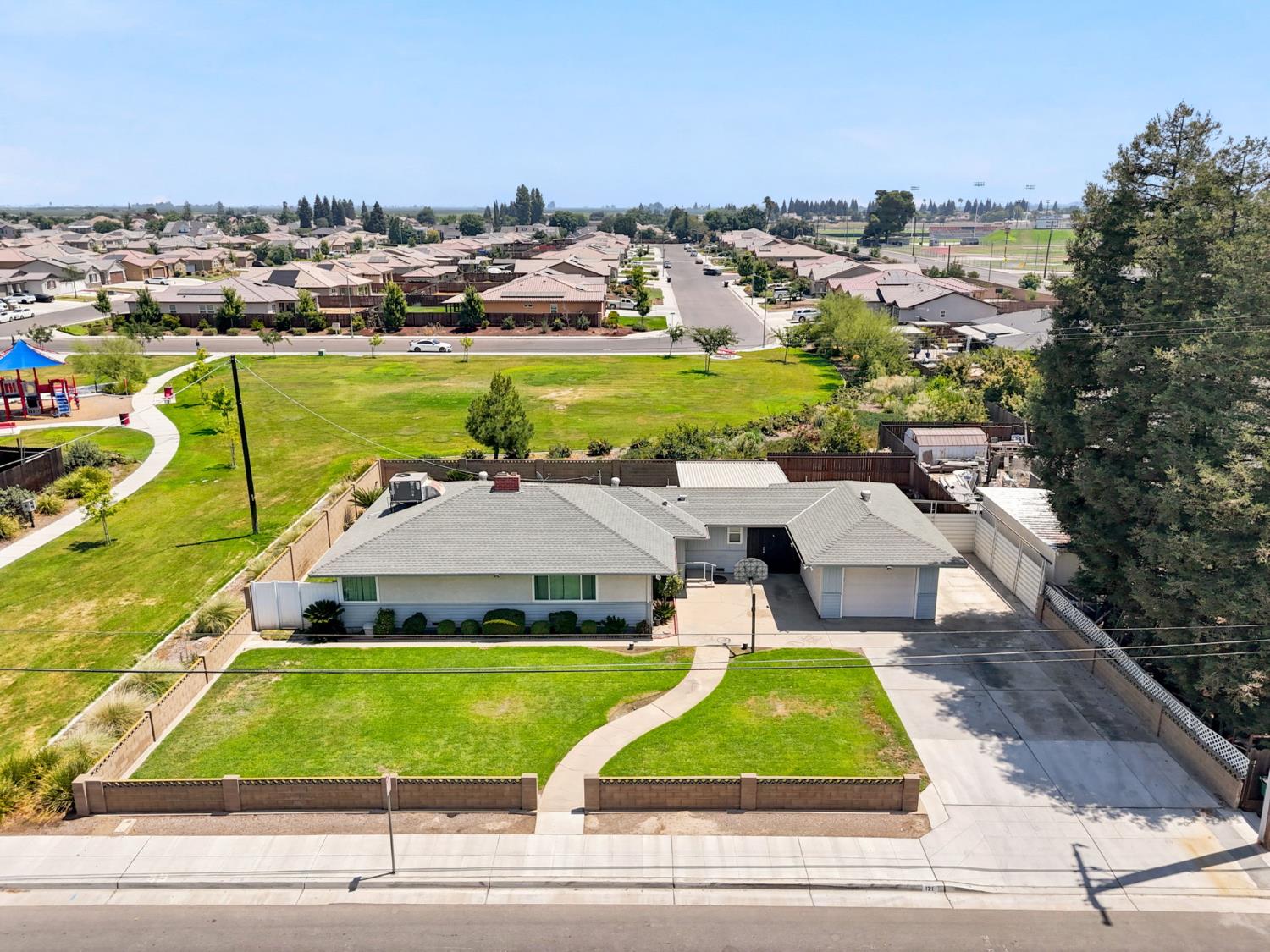 121 N Armstrong Ave, Fowler, CA 93625