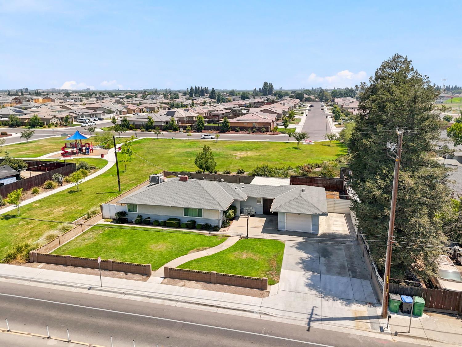 121 N Armstrong Ave, Fowler, CA 93625