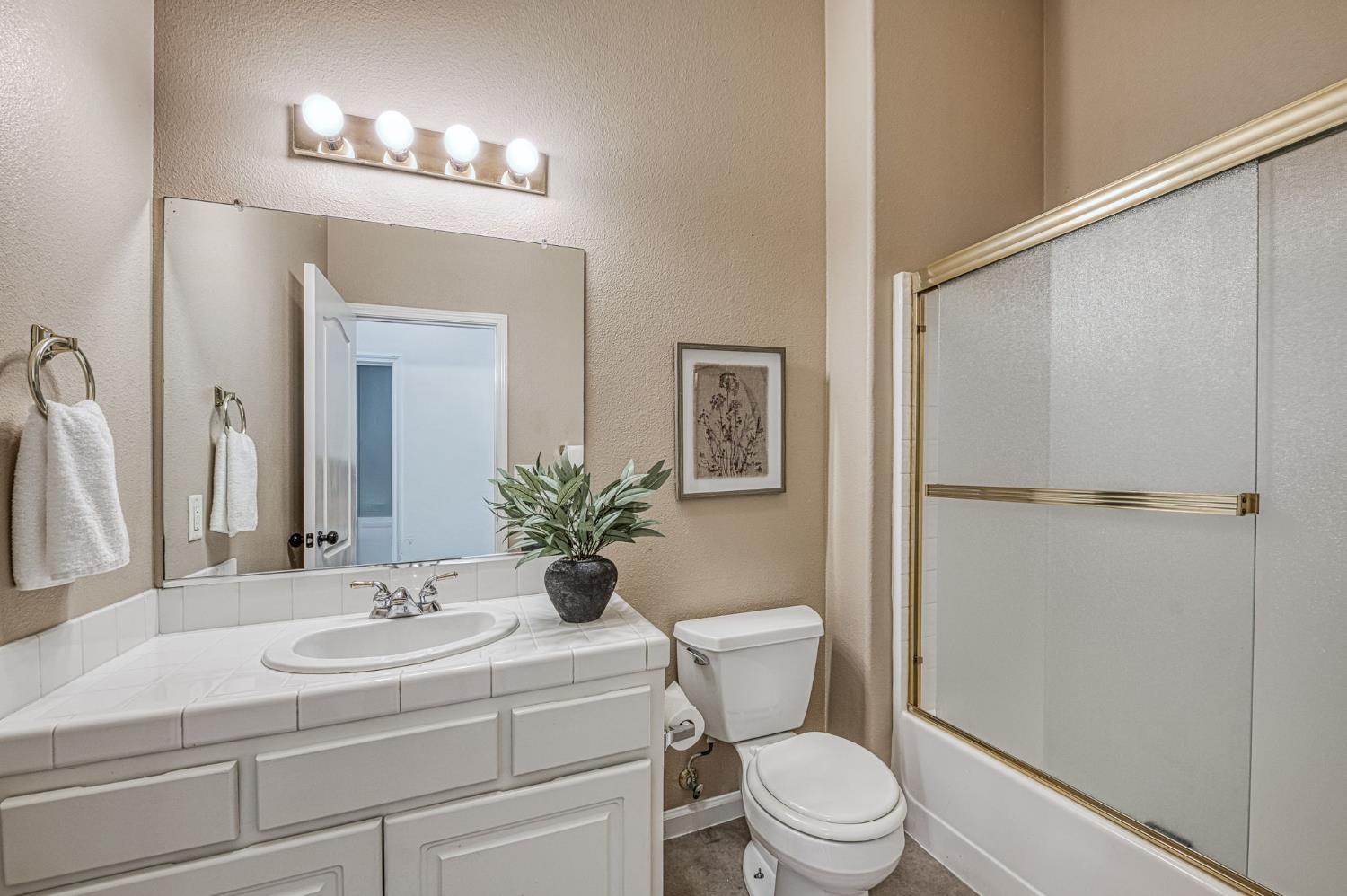 862 McArthur, Clovis, CA 93611