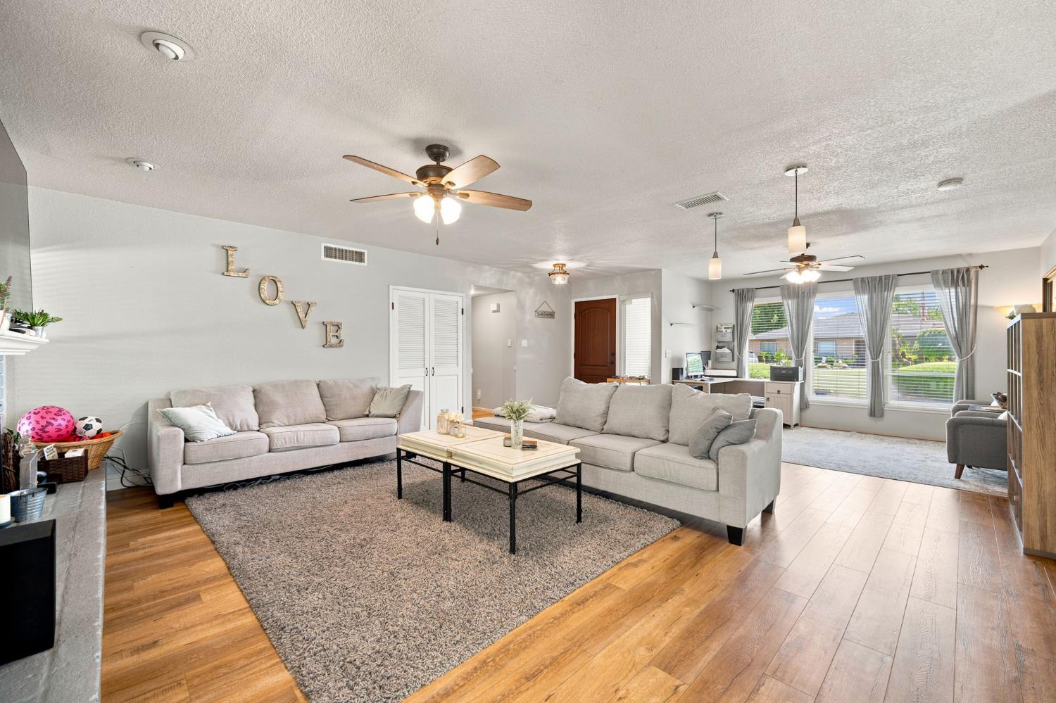 7423 N 4Th St, Fresno, CA 93720