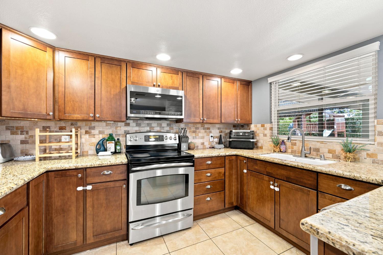 7423 N 4Th St, Fresno, CA 93720