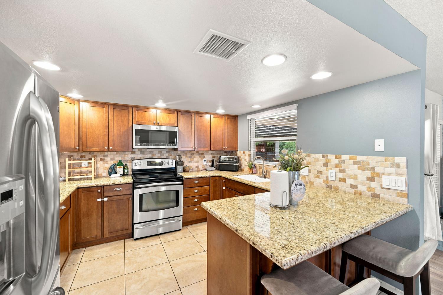 7423 N 4Th St, Fresno, CA 93720