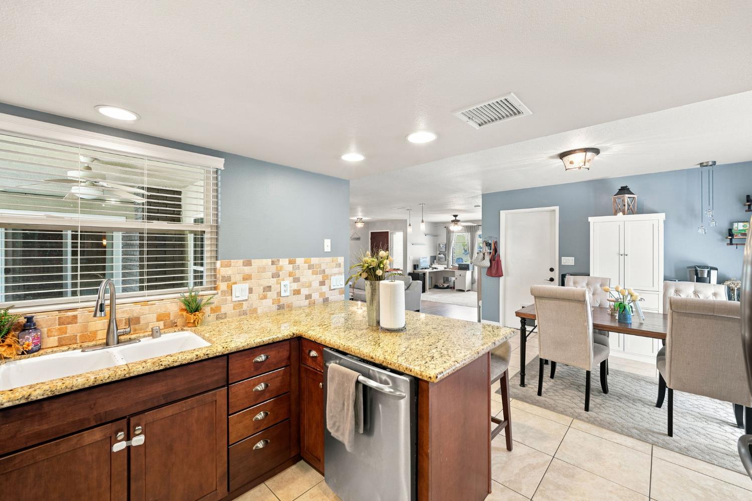 7423 N 4Th St, Fresno, CA 93720