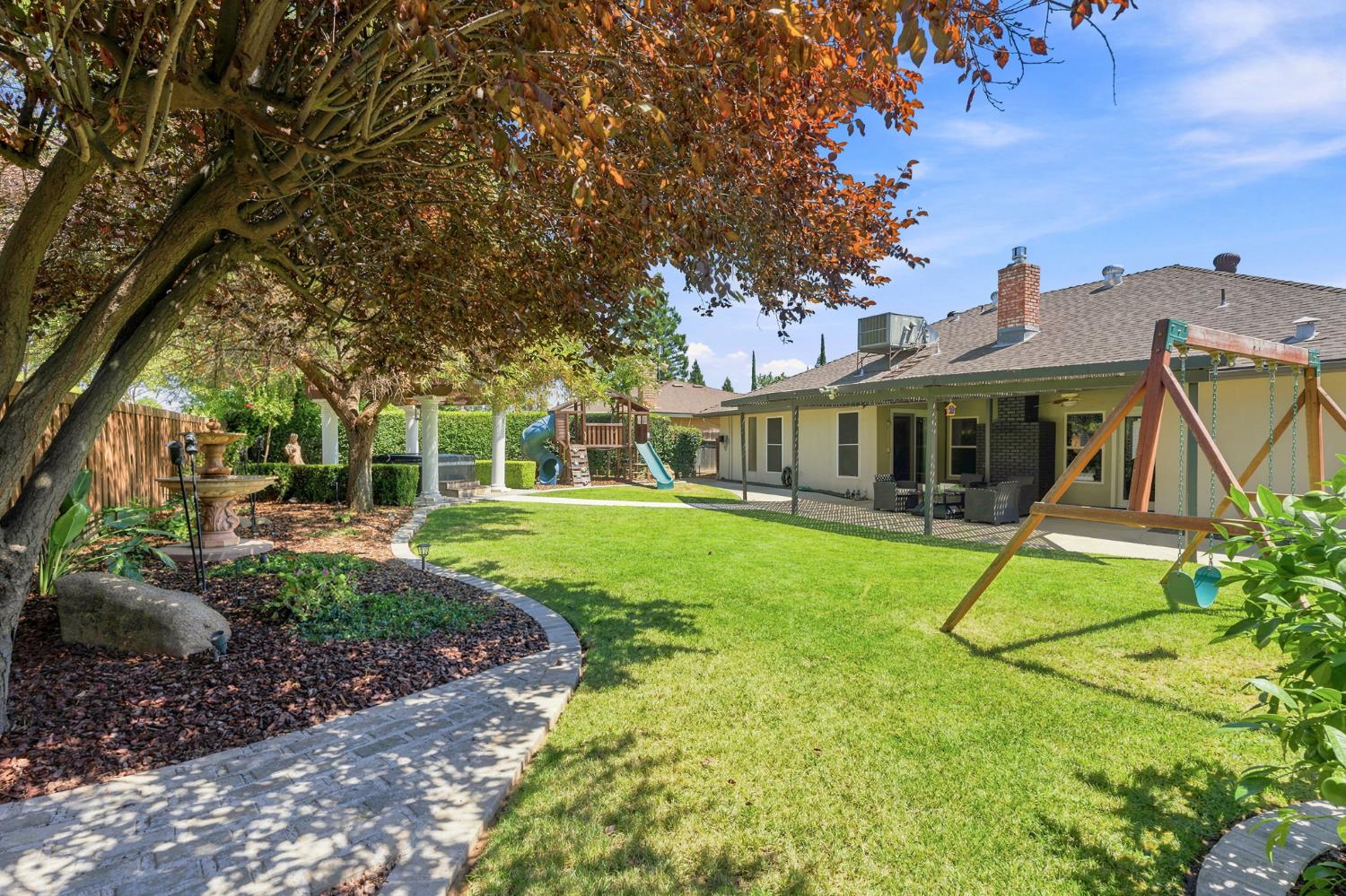 7423 N 4Th St, Fresno, CA 93720