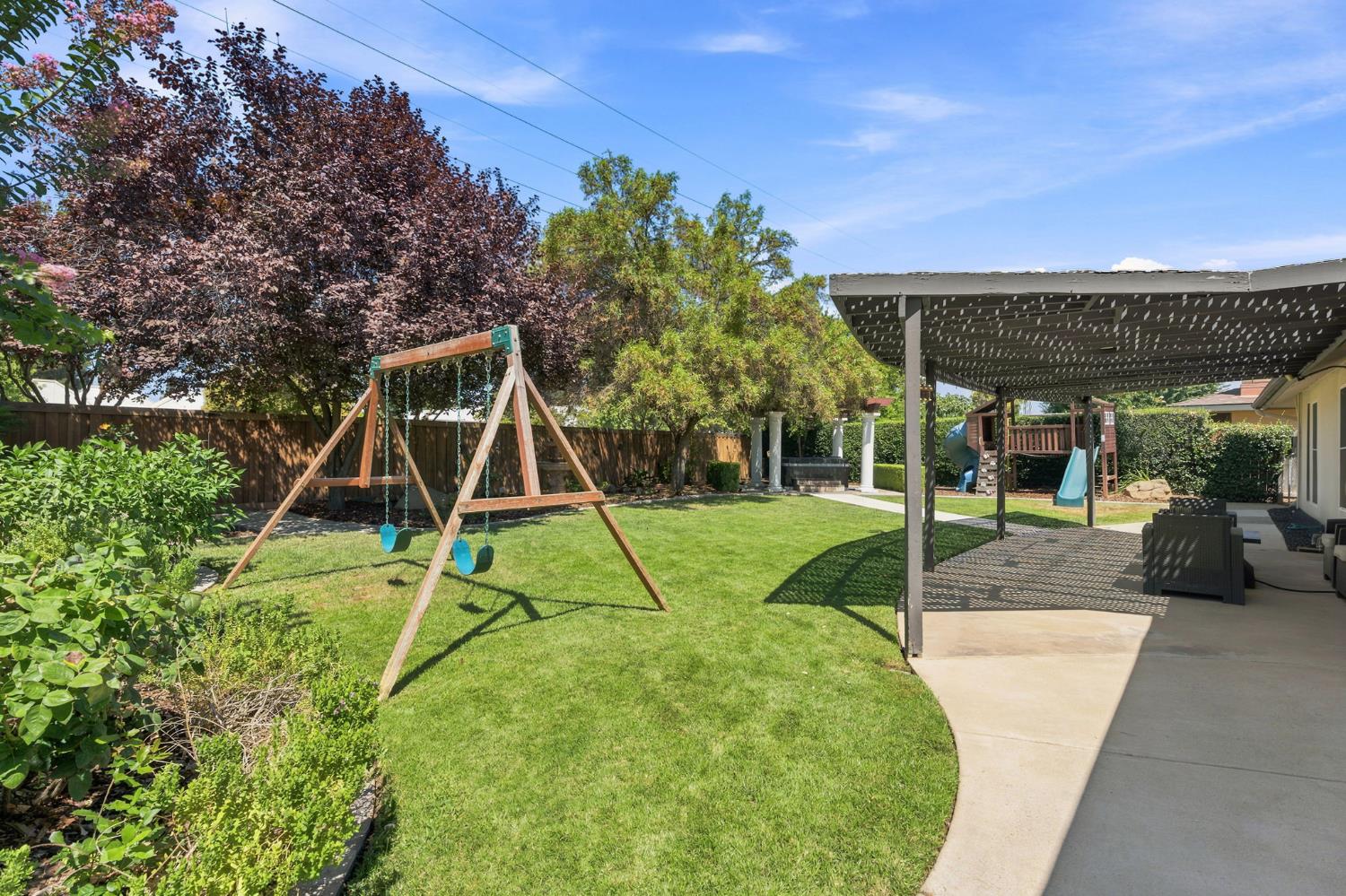 7423 N 4Th St, Fresno, CA 93720
