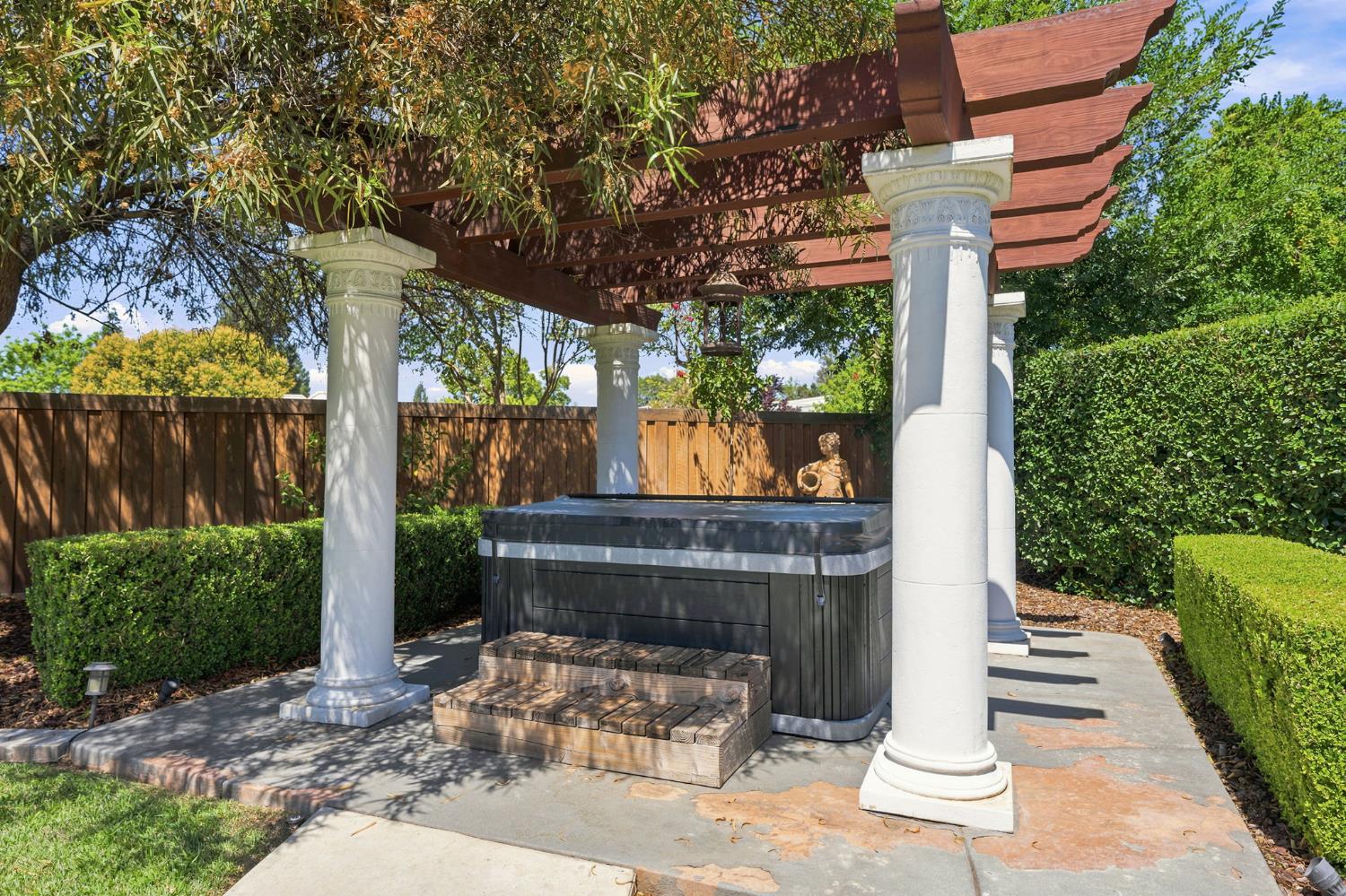 7423 N 4Th St, Fresno, CA 93720