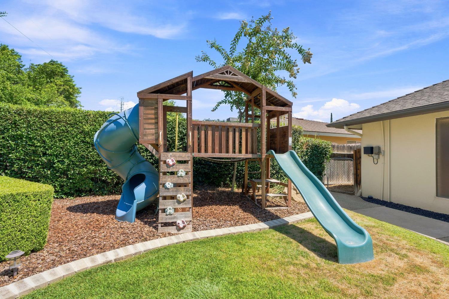 7423 N 4Th St, Fresno, CA 93720