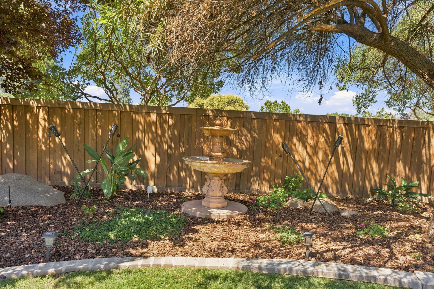 7423 N 4Th St, Fresno, CA 93720