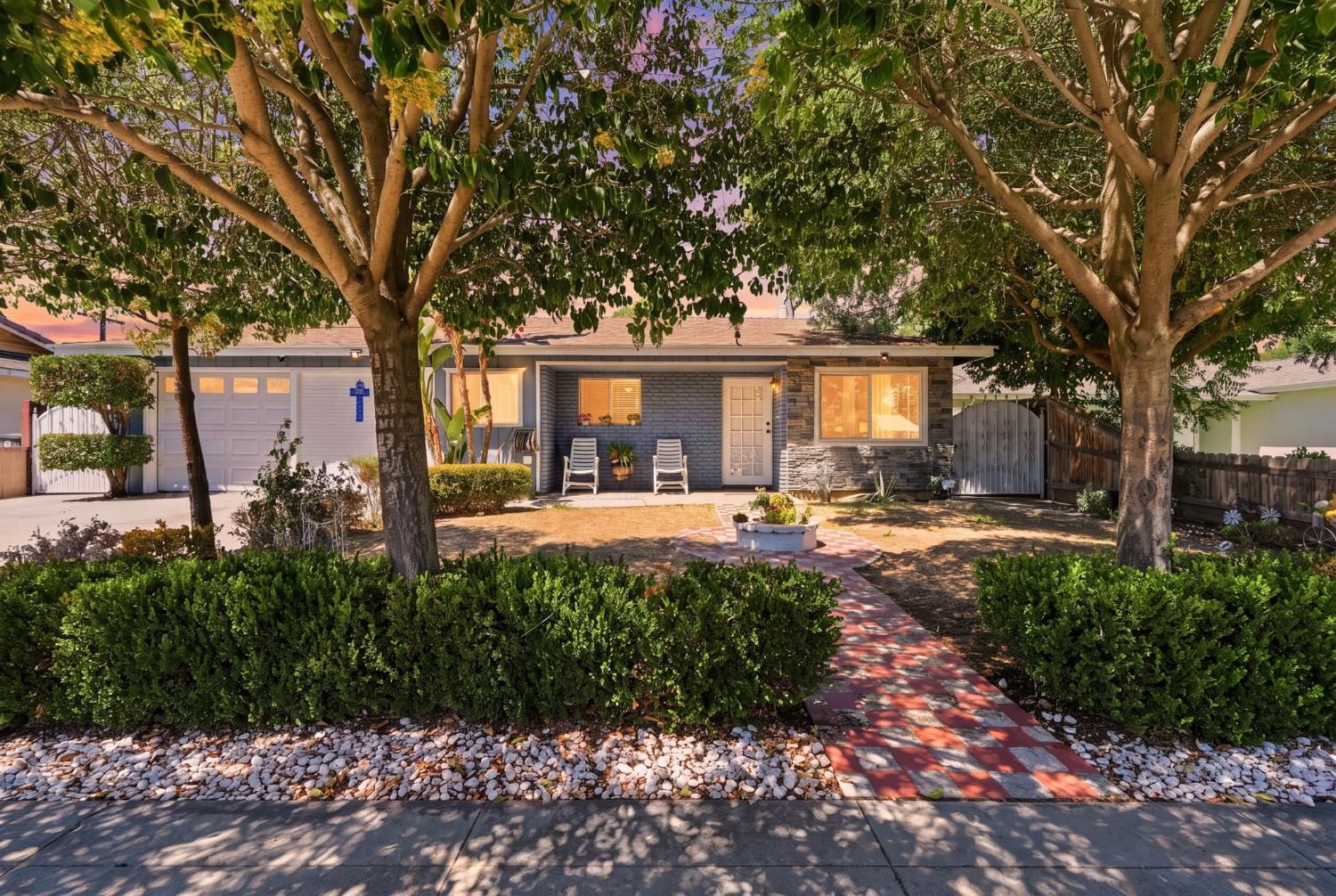 1078 W Madalyn Ave, Tulare, CA 93274