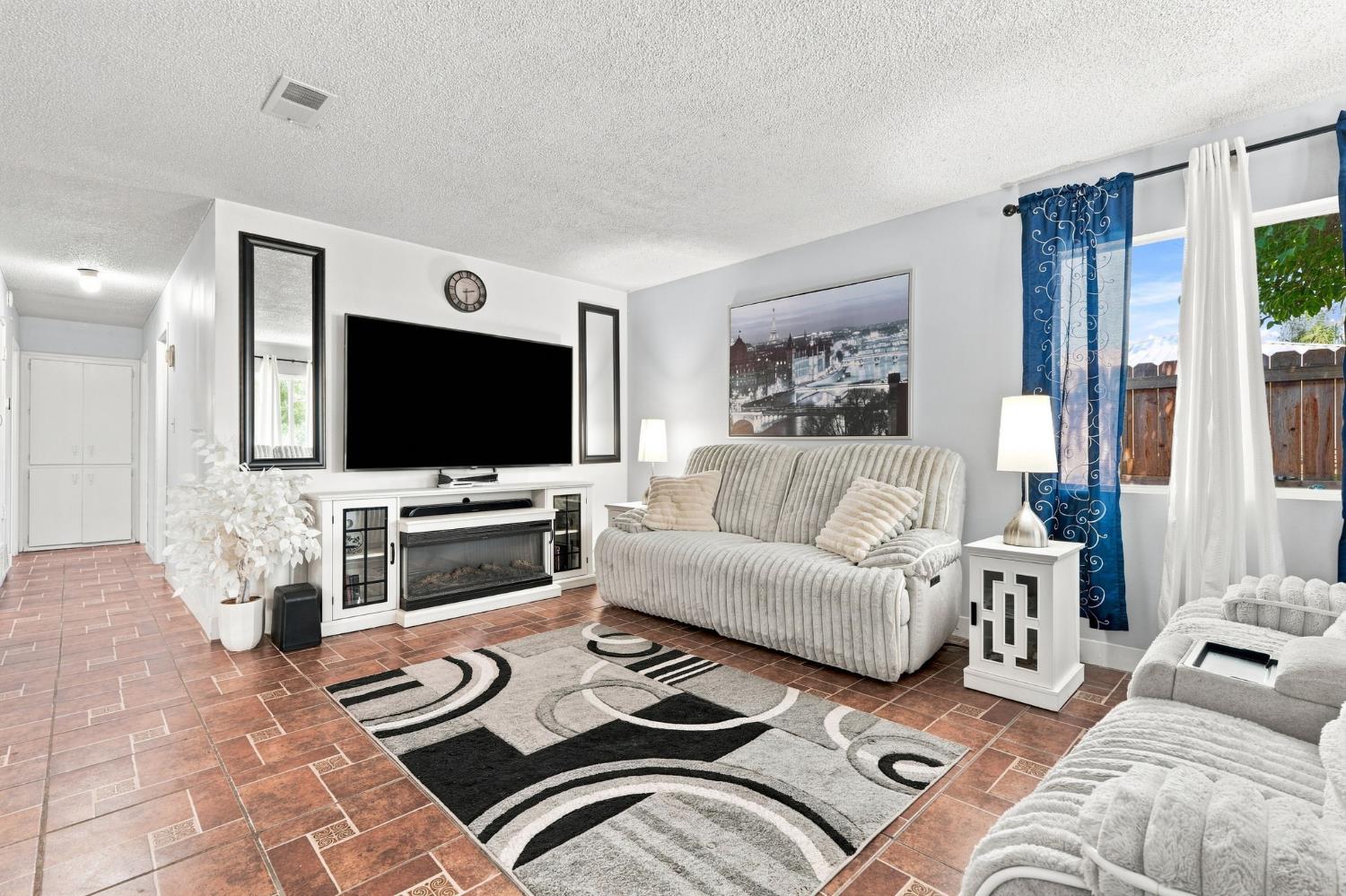 1078 W Madalyn Ave, Tulare, CA 93274