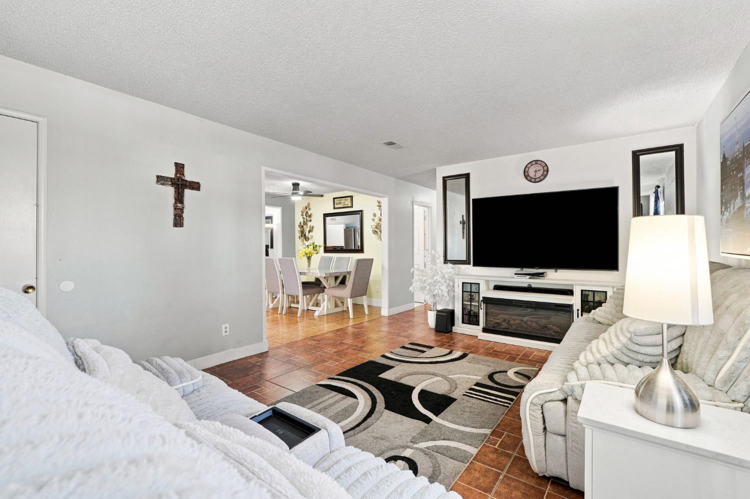 1078 W Madalyn Ave, Tulare, CA 93274