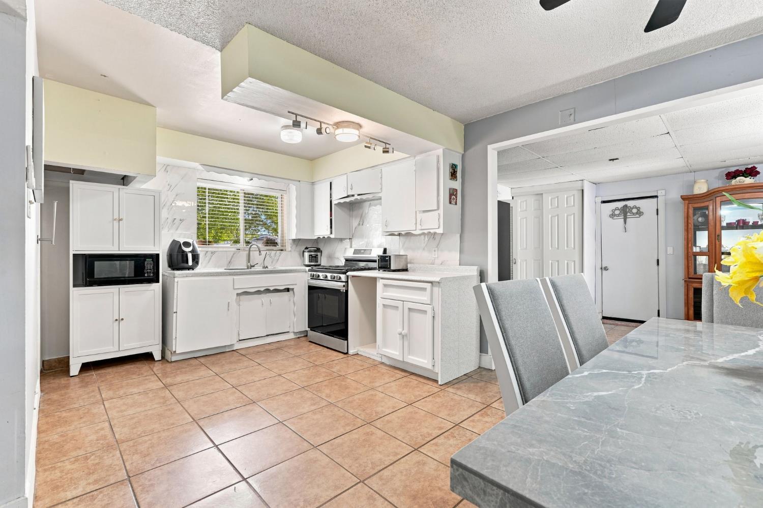 1078 W Madalyn Ave, Tulare, CA 93274