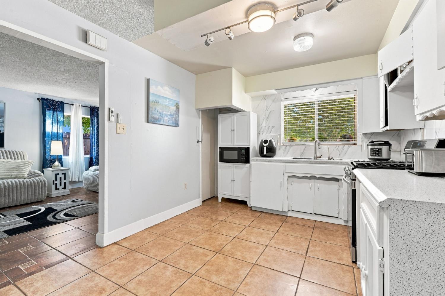 1078 W Madalyn Ave, Tulare, CA 93274