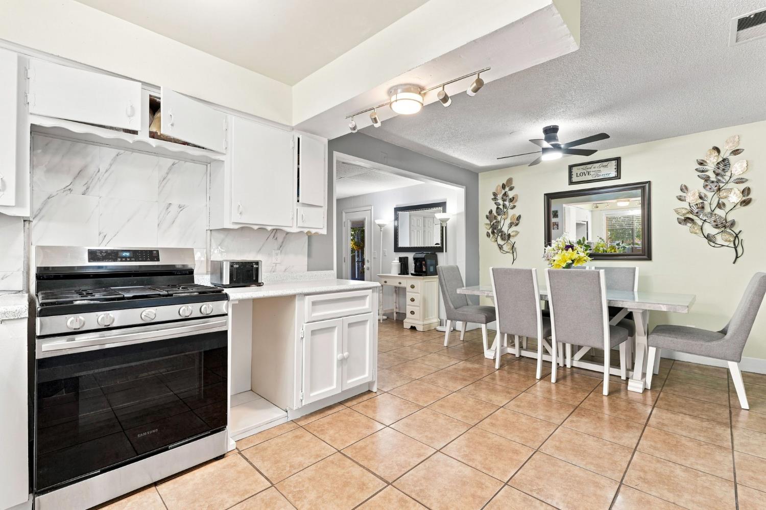 1078 W Madalyn Ave, Tulare, CA 93274