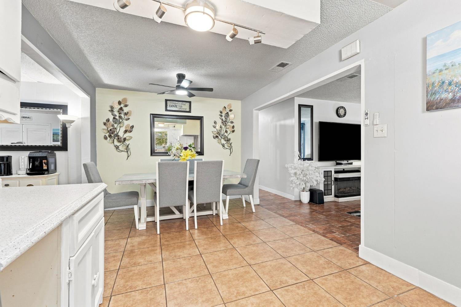 1078 W Madalyn Ave, Tulare, CA 93274