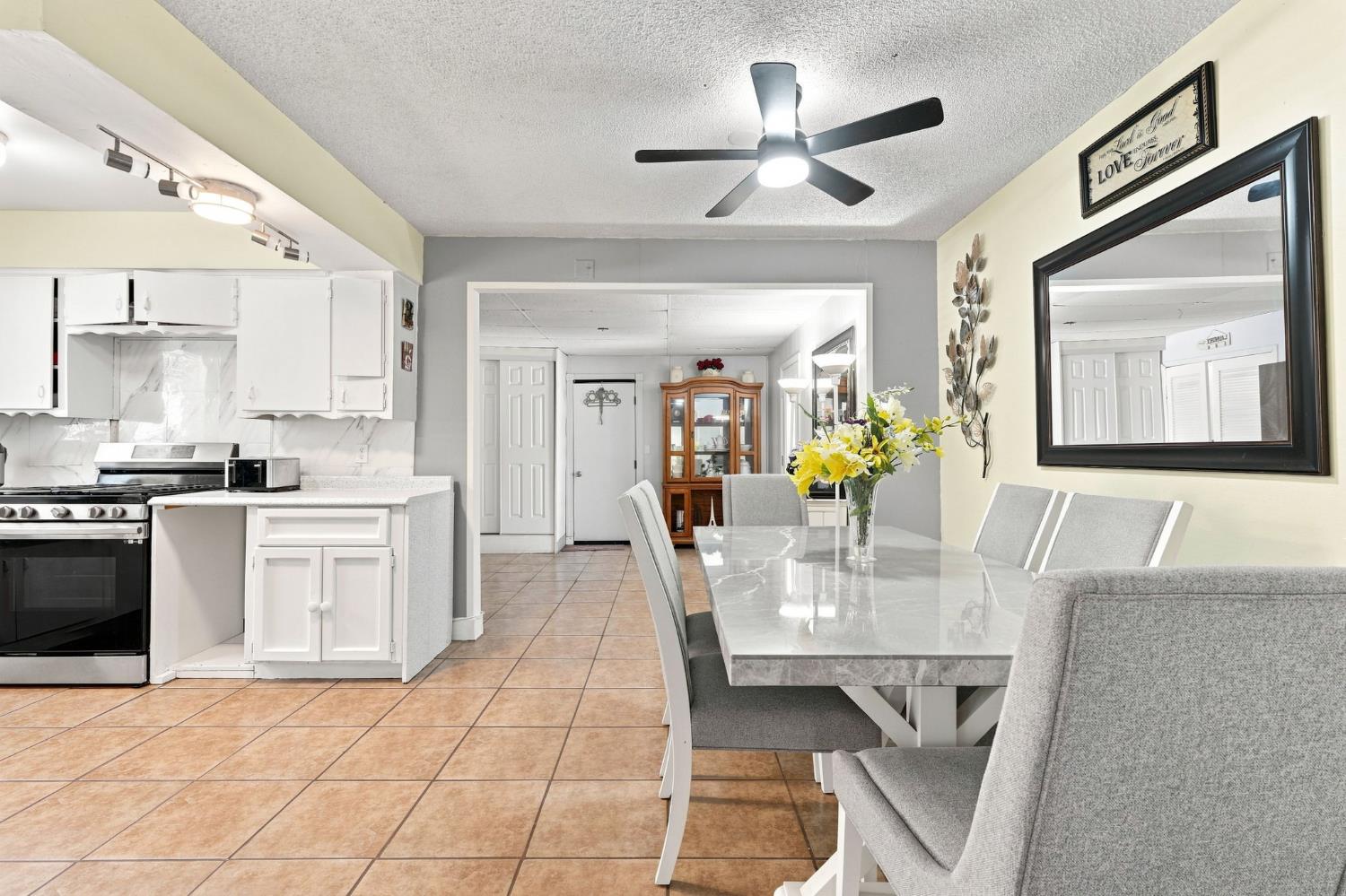1078 W Madalyn Ave, Tulare, CA 93274