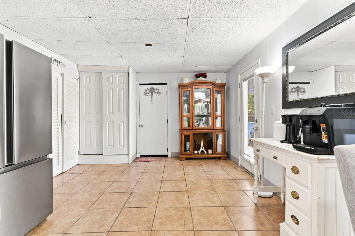 1078 W Madalyn Ave, Tulare, CA 93274