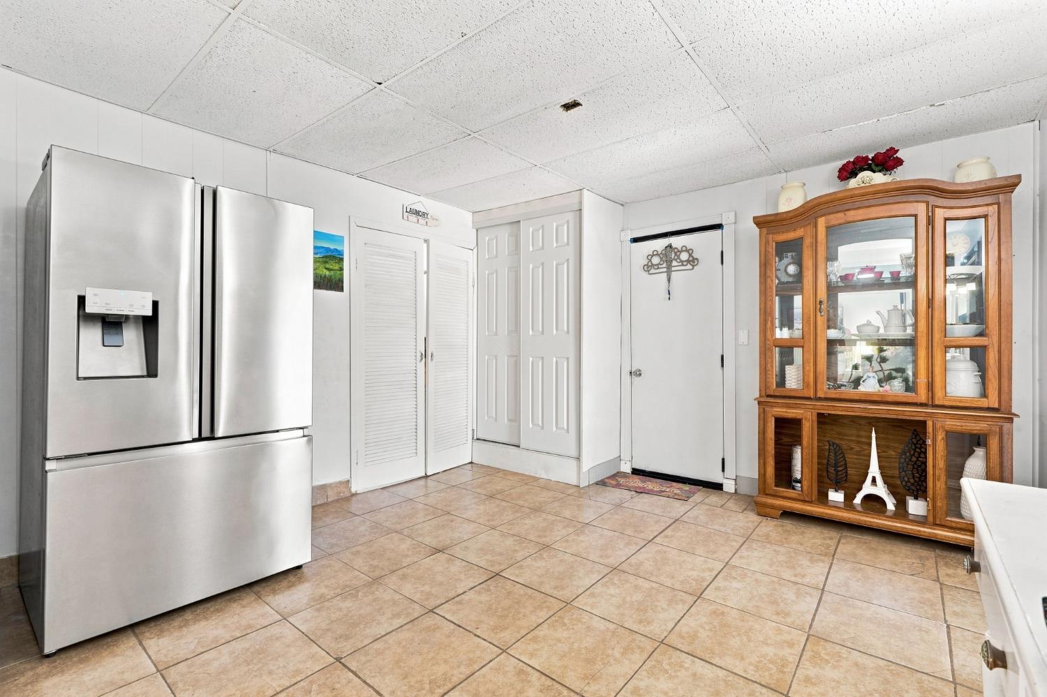 1078 W Madalyn Ave, Tulare, CA 93274