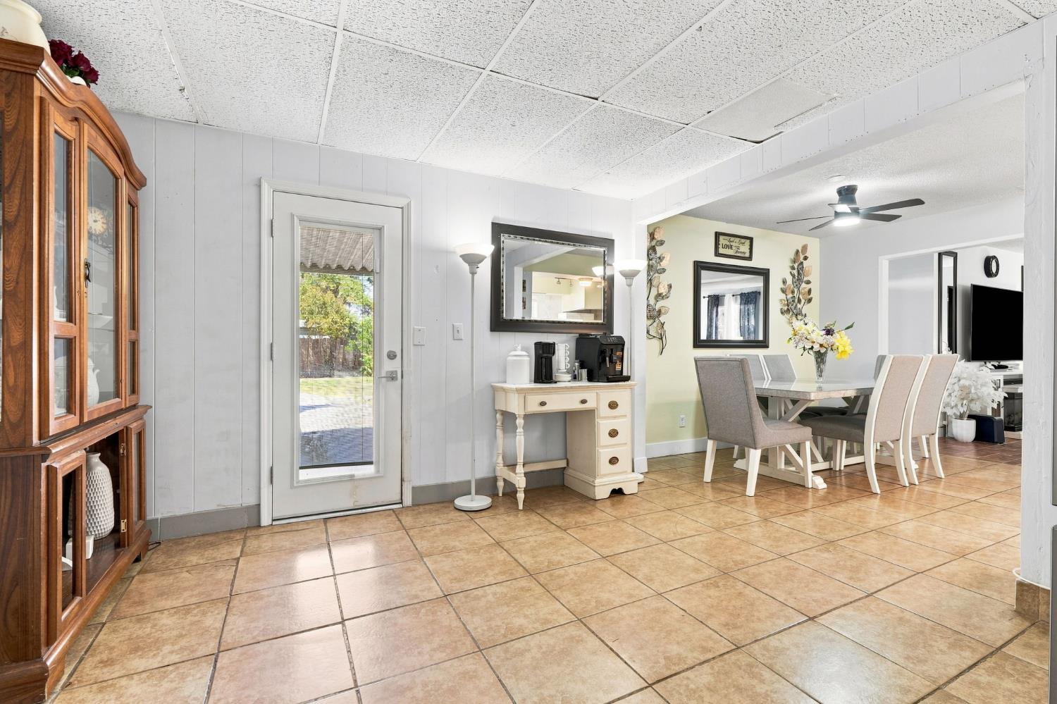 1078 W Madalyn Ave, Tulare, CA 93274