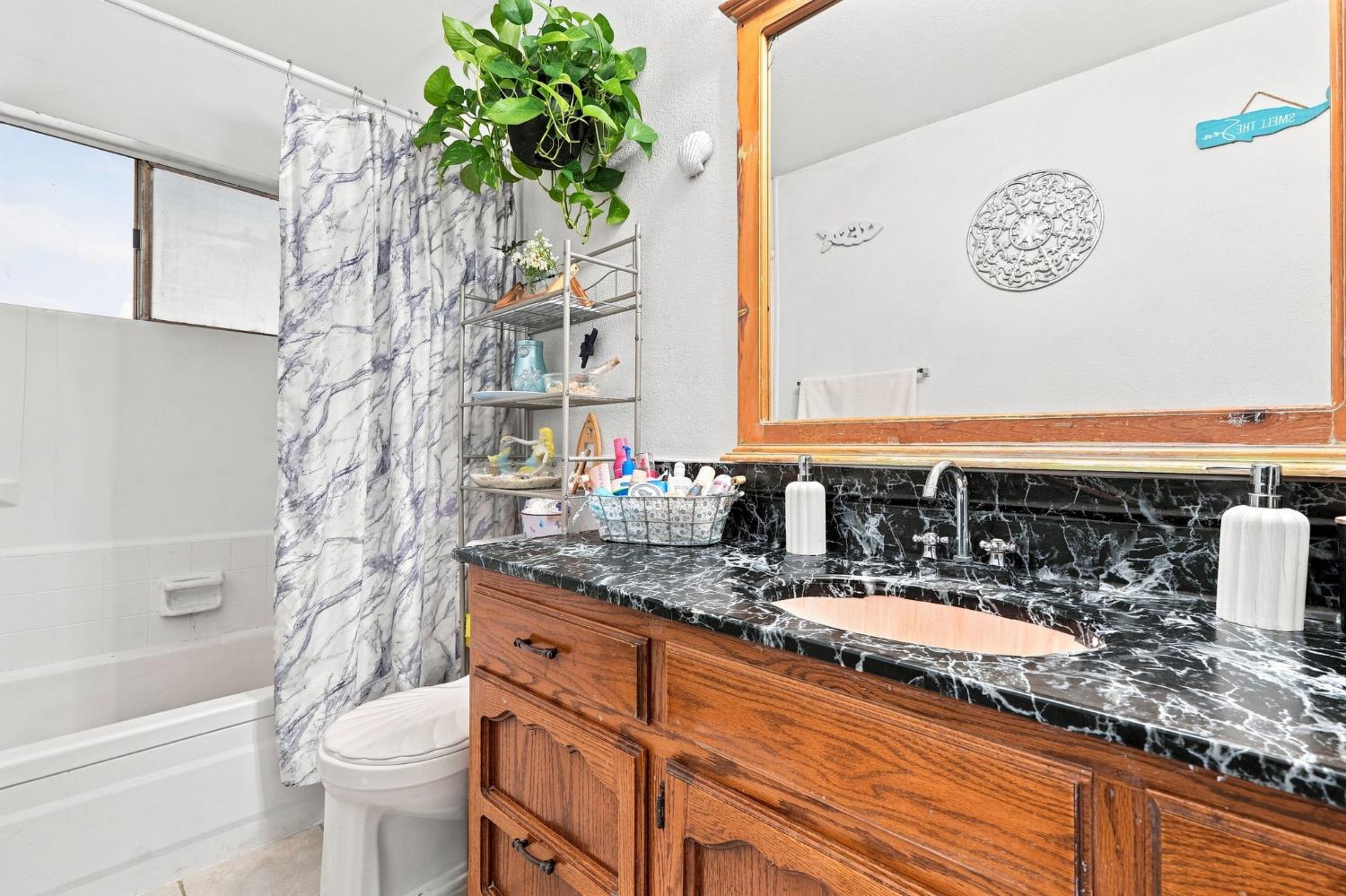 1078 W Madalyn Ave, Tulare, CA 93274