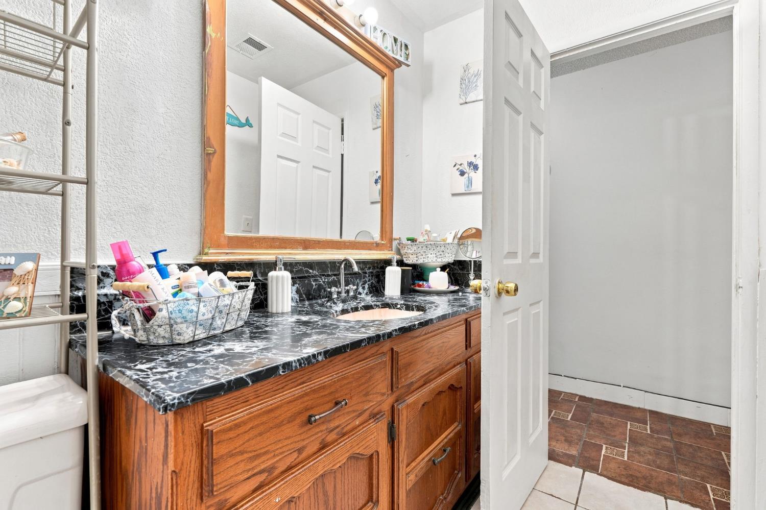 1078 W Madalyn Ave, Tulare, CA 93274
