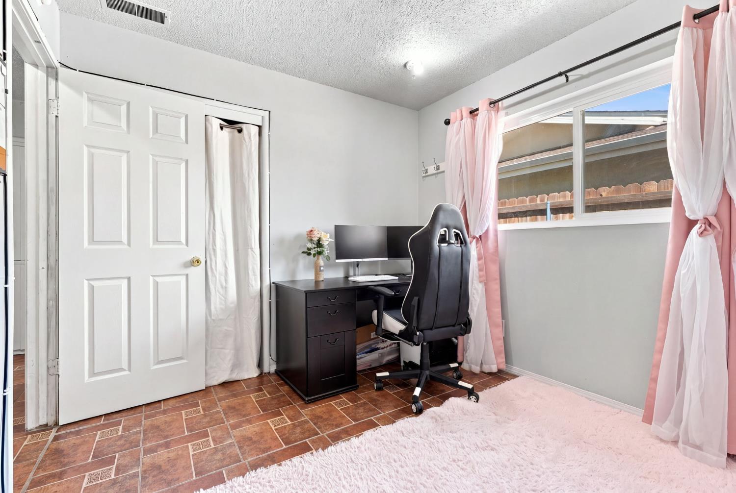 1078 W Madalyn Ave, Tulare, CA 93274
