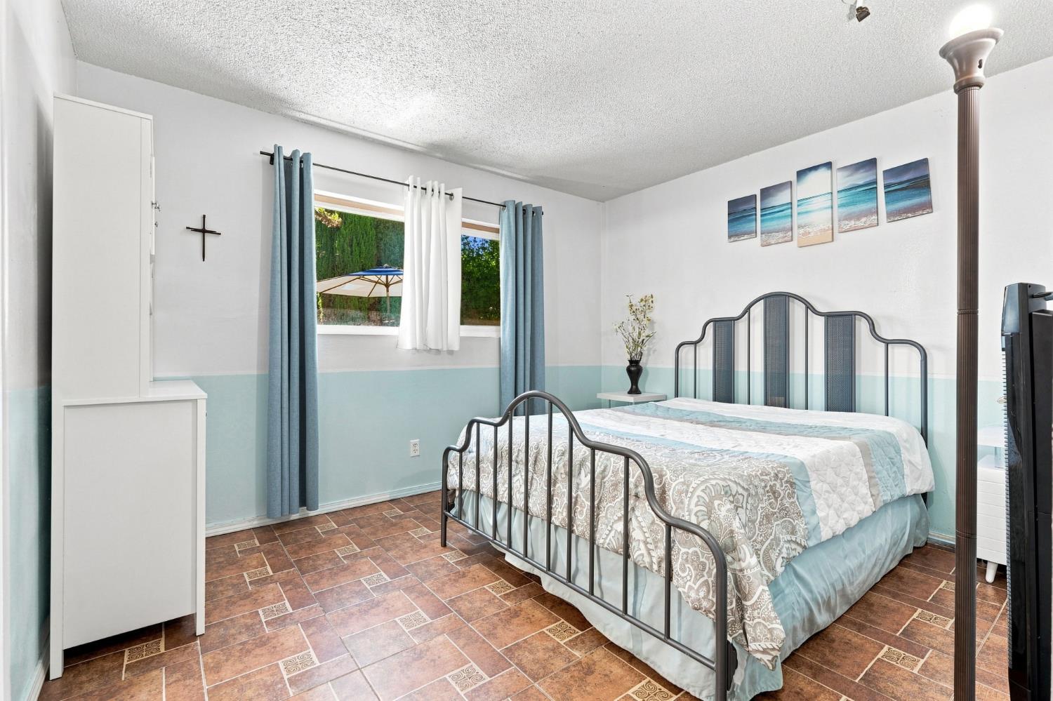 1078 W Madalyn Ave, Tulare, CA 93274