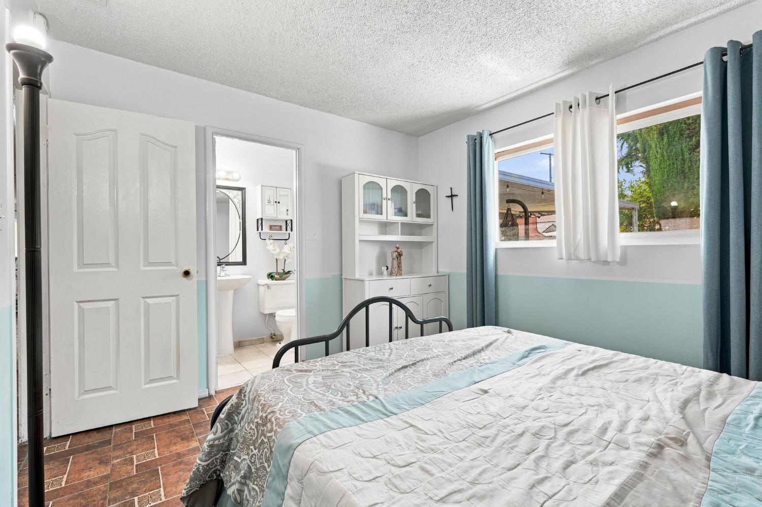 1078 W Madalyn Ave, Tulare, CA 93274
