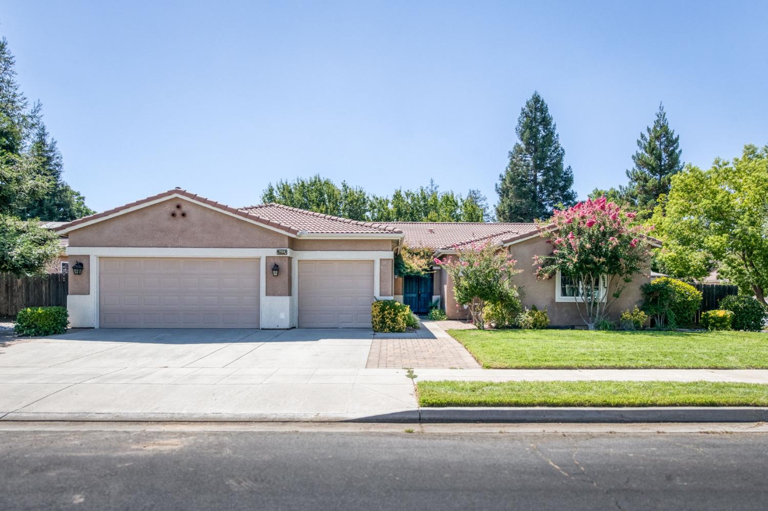 1926 Park Ave, Clovis, CA 93611