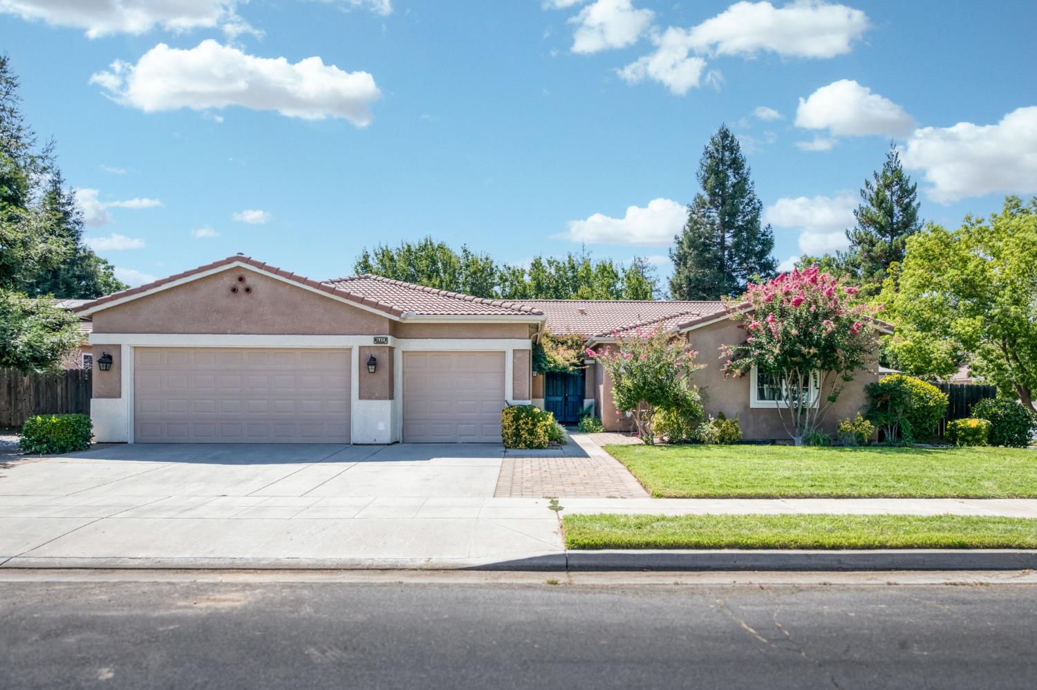 1926 Park Ave, Clovis, CA 93611