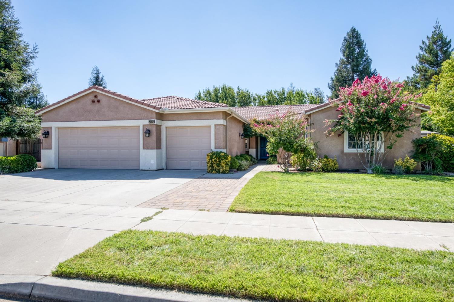 1926 Park Ave, Clovis, CA 93611