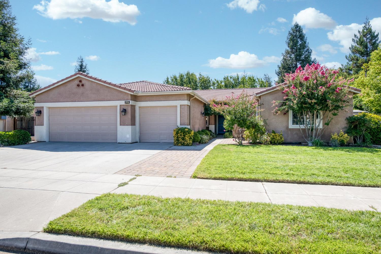 1926 Park Ave, Clovis, CA 93611