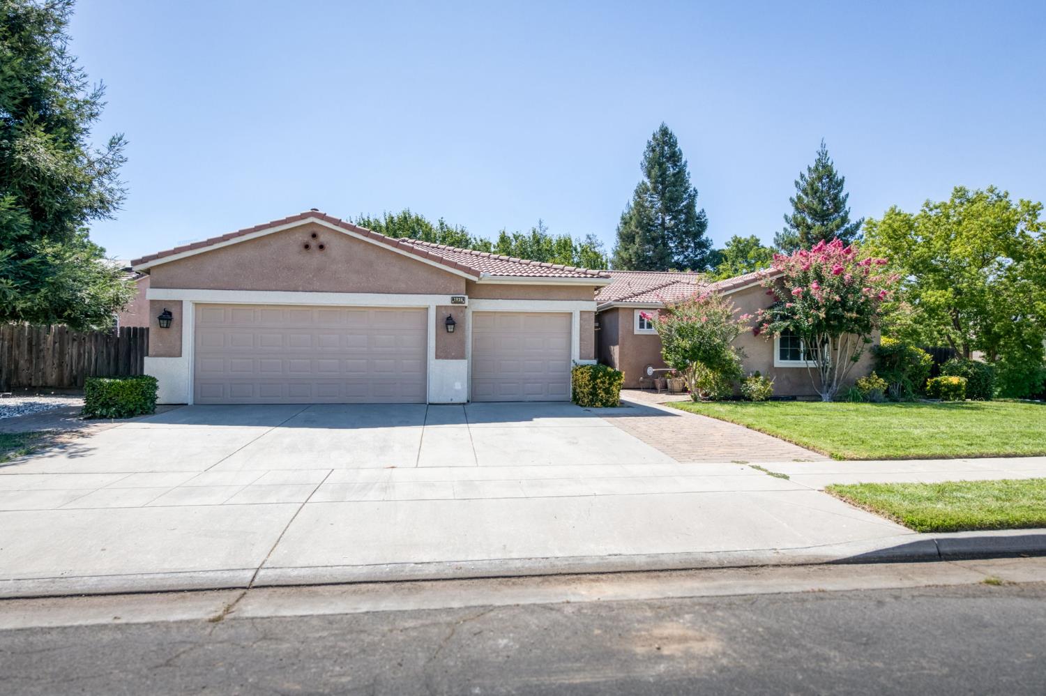 1926 Park Ave, Clovis, CA 93611