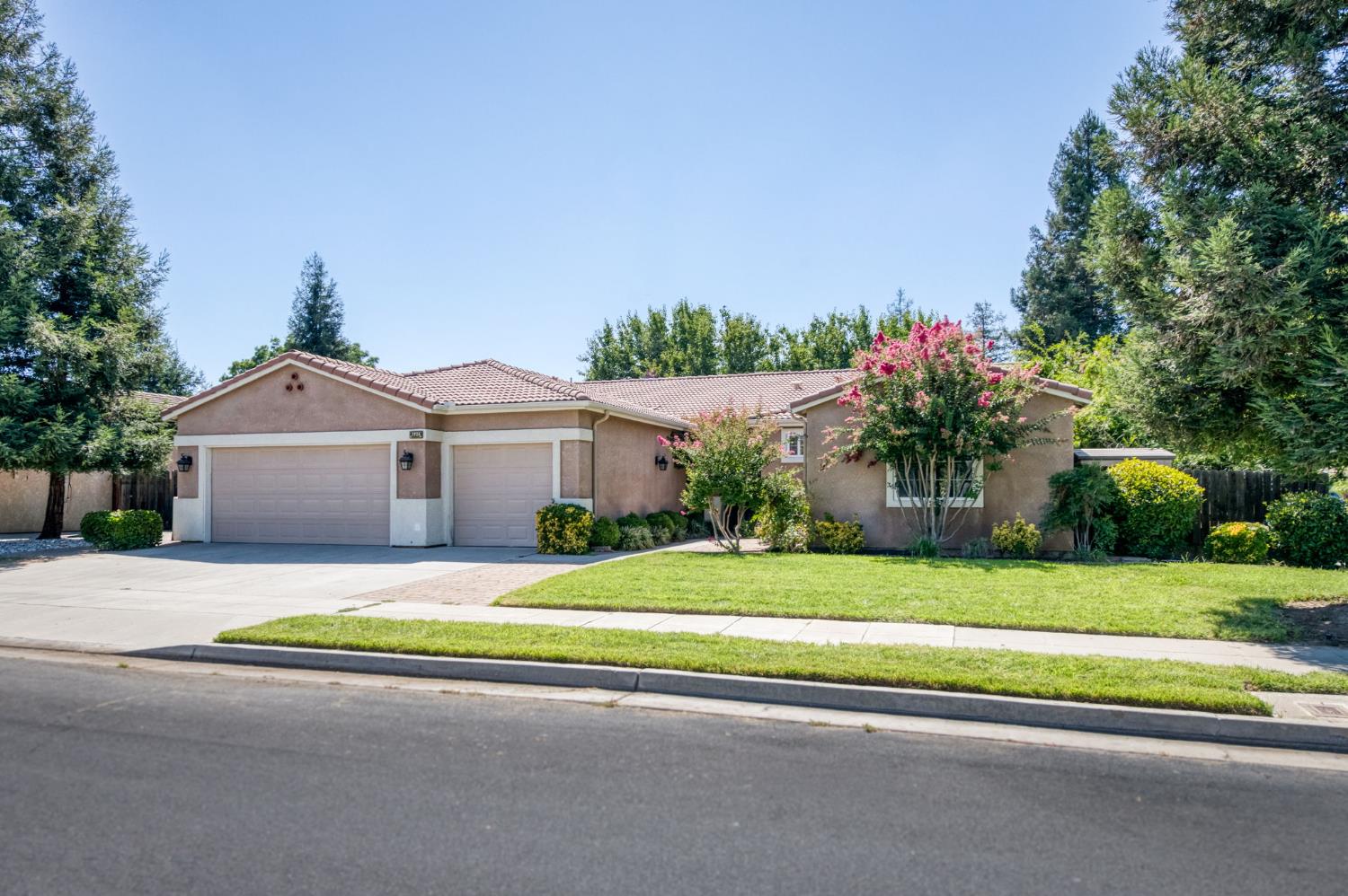1926 Park Ave, Clovis, CA 93611