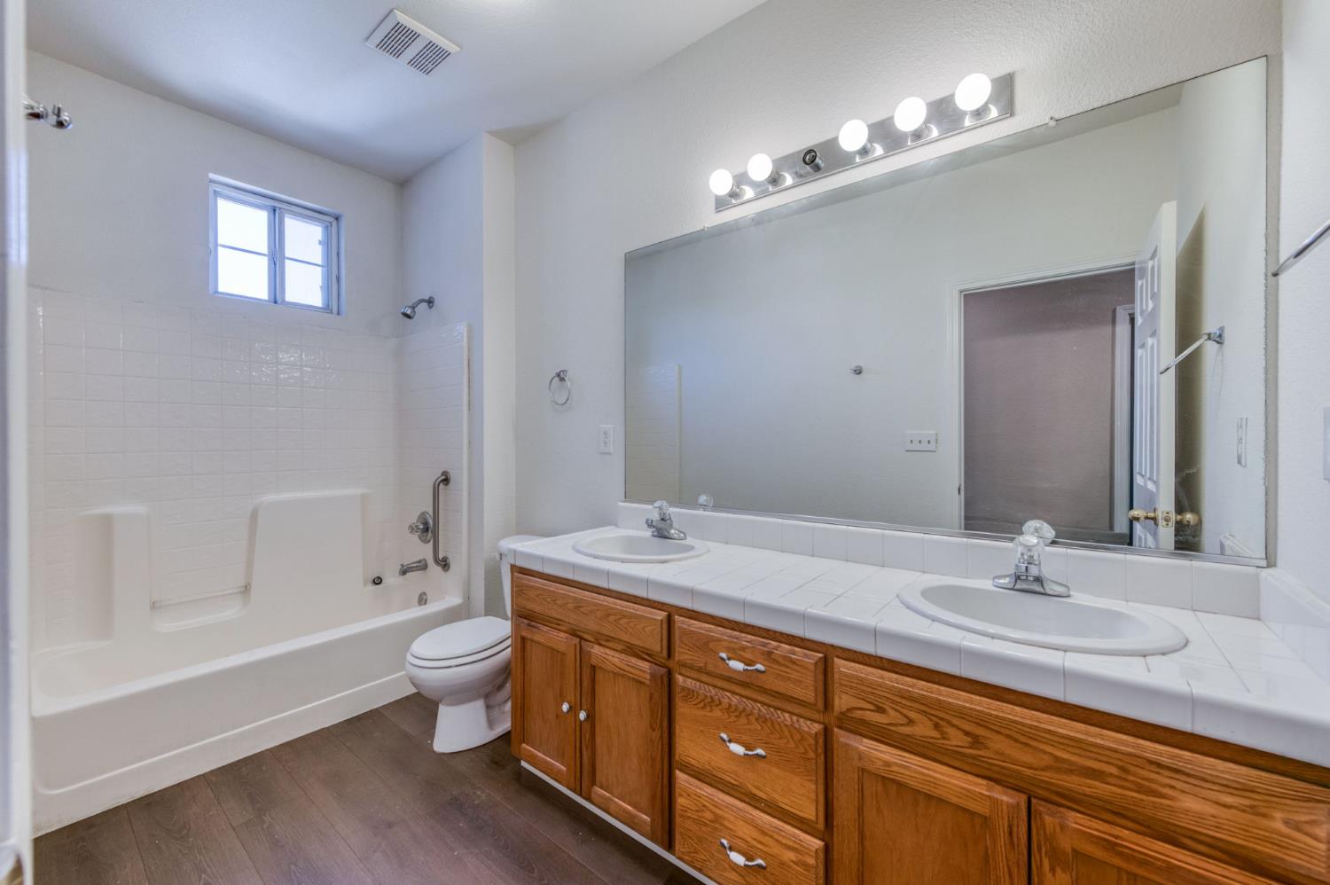 1926 Park Ave, Clovis, CA 93611
