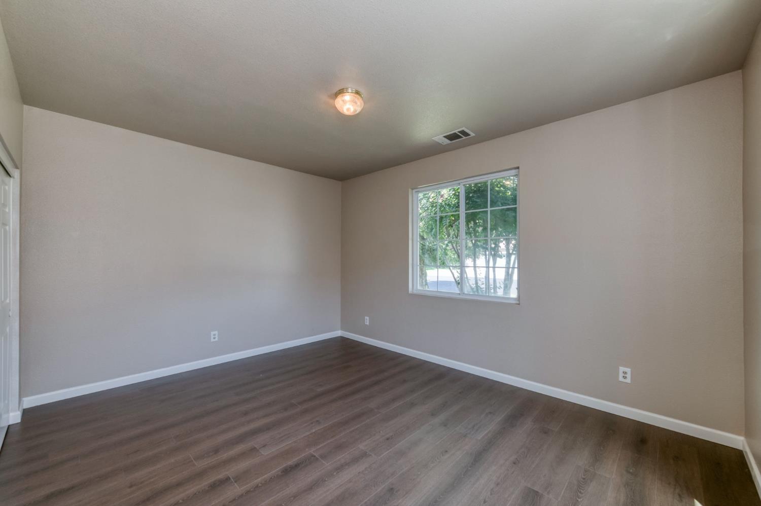 1926 Park Ave, Clovis, CA 93611